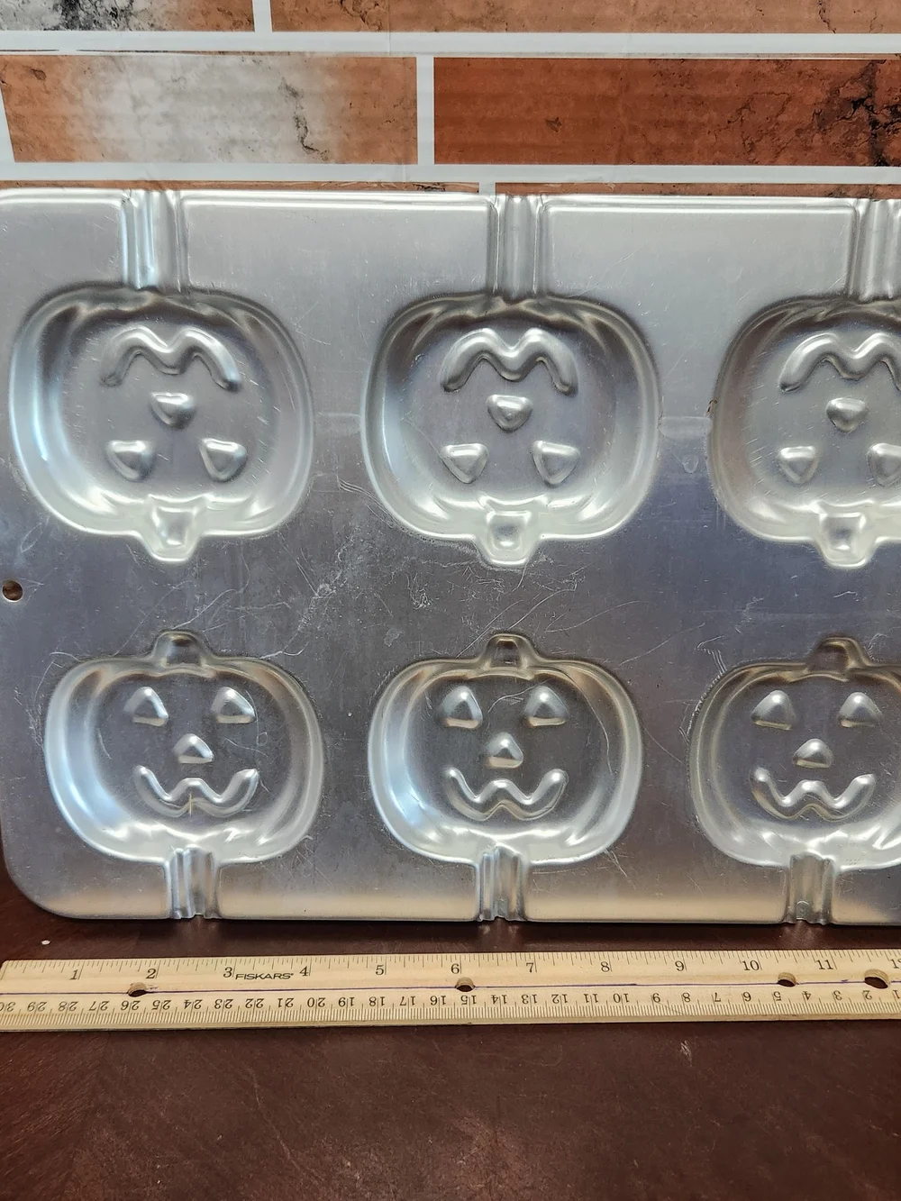 Wilton Silver Pumpkin Jack-O'-Lantern Baking Mold - 6-Cavity